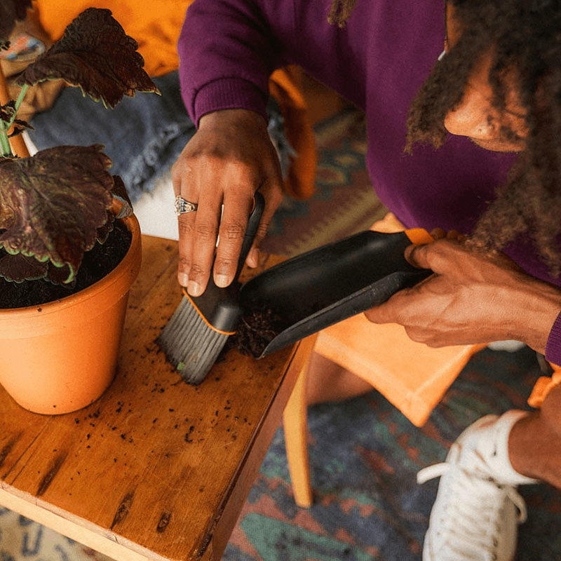 Urban Gardening 2-in-1 soil Scoop and Brush, Black