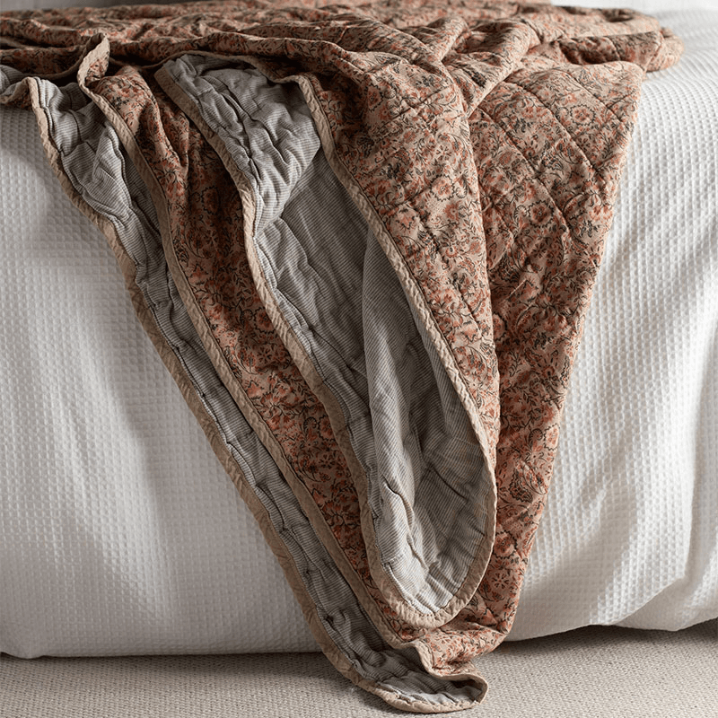 Ellie Throw, Nude