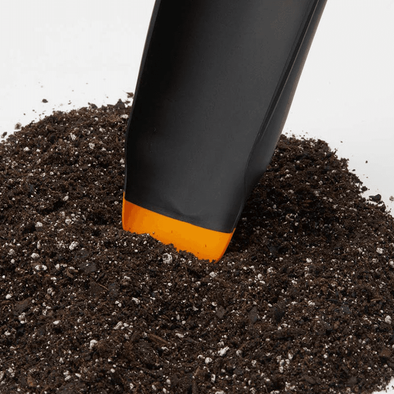 Urban Gardening 2-in-1 soil Scoop and Brush, Black