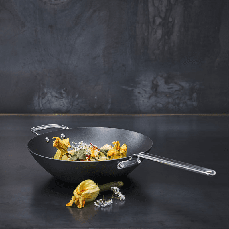 Iron Wok In Sleeve, Black