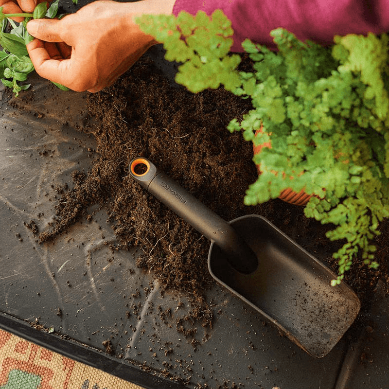 Urban Gardening Soil Scoop, Black